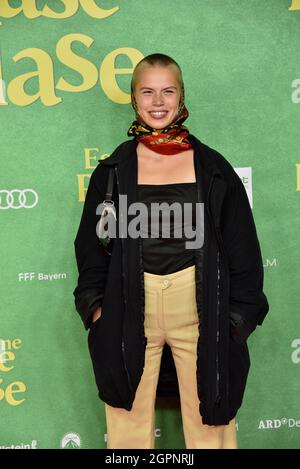 Cologne, Allemagne. 28 septembre 2021. L'actrice Emilia Nöth vient à la première de film du BEST-seller adaptation de film "c'est juste une phase, lapin" dans le Filmpalast Cineplex crédit: Horst Galuschka/dpa/Horst Galuschka dpa/Alamy Live News Banque D'Images