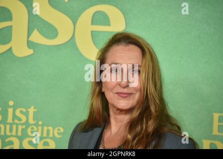 Cologne, Allemagne. 28 septembre 2021. L'actrice Barbara Philipp vient à la première de film du BEST-seller adaptation de film "c'est seulement une phase, lapin" dans le Filmpalast Cineplex Credit: Horst Galuschka/dpa/Horst Galuschka dpa/Alamy Live News Banque D'Images