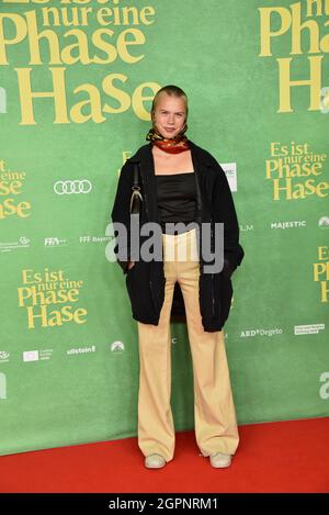 Cologne, Allemagne. 28 septembre 2021. L'actrice Emilia Nöth vient à la première de film du BEST-seller adaptation de film "c'est juste une phase, lapin" dans le Filmpalast Cineplex crédit: Horst Galuschka/dpa/Horst Galuschka dpa/Alamy Live News Banque D'Images