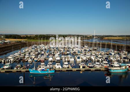 Flânez dans la marina, flânez dans le Northumberland en direction du château de Warkworth Banque D'Images