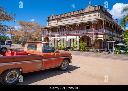 Vue extérieure de l'hôtel Railway avec vieux camion rouge, Ravenswood, Queensland du Nord, Australie Banque D'Images