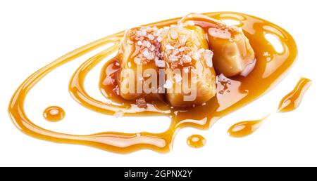 Bonbons salés au caramel recouverts de sucre fondu au caramel isolé sur fond blanc. Banque D'Images