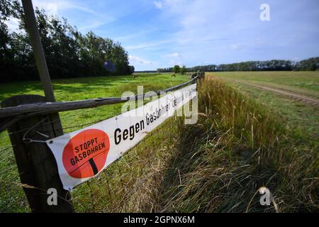 30 septembre 2021, Brandebourg, Zehdenick/OT Wesendorf: Une bannière avec l'inscription 'Stop Gas foring' est accroché à la clôture d'un enclos à chevaux. La société danoise Jasper Resources veut commencer des forages d'essai pour le gaz naturel juste à l'extérieur du village, pour pouvoir produire du gaz pendant 30 ans. En 2018, les premières enquêtes sismiques ont eu lieu très près du enclos. L'initiative citoyenne craint pour la qualité de l'eau et le tourisme dans la région. Photo: Soeren Stache/dpa-Zentralbild/dpa Banque D'Images