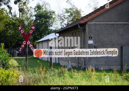 30 septembre 2021, Brandenburg, Zehdenick/OT Wesendorf: Une bannière avec l'inscription «pas avec nous! Contre le forage au gaz Zehdenick/Templin' est accroché sur une clôture à côté d'une croix en bois rouge avec l'inscription 'No Gas'. La société danoise Jasper Resources veut commencer des forages d'essai pour le gaz naturel juste à l'extérieur du village, peut-être pour extraire le gaz pendant 30 ans. L'initiative citoyenne craint pour la qualité de l'eau et le tourisme dans la région. Photo: Soeren Stache/dpa-Zentralbild/dpa Banque D'Images