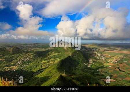 Vues panoramiques depuis le Pouce sur l'île Maurice, bien que pas très haut, les montagnes offrent généralement des vues à couper le souffle sur l'île environnante Banque D'Images