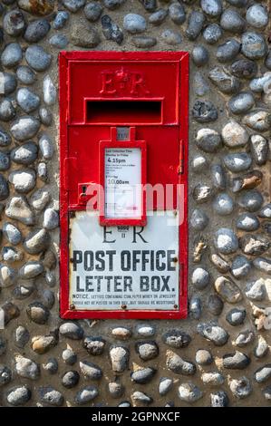 Une ancienne boîte postale rouge de la poste royale d'urgence est fixée dans un mur de silex à Norfolk au Royaume-Uni Banque D'Images