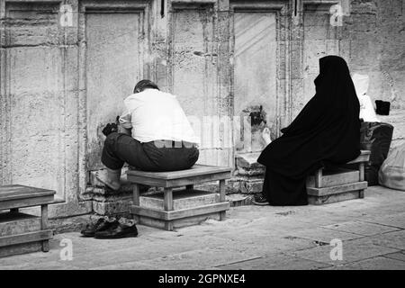 Istanbul, Turquie; 27 mai 2013: Homme et femme musulmans se lavant les pieds avant d'entrer dans la mosquée pour prier. Banque D'Images