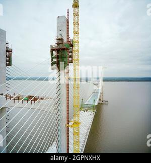 Vue vers l'est depuis le sommet du second Severn Crossing pendant sa construction, montrant les câbles soutenant le pont et les travaux en cours pour joindre les unités du pont. Cette image a été cataloguée dans le cadre du projet Breaking New Ground en partenariat avec la John Laing Charitable Trust en 2019-20. Banque D'Images