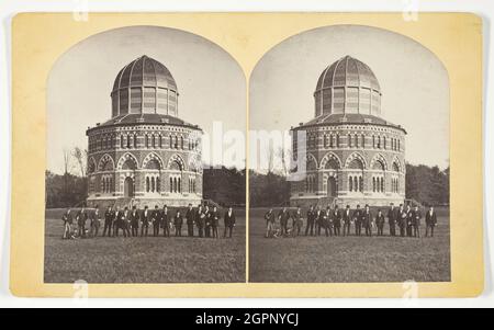 Sans titre [groupe d'hommes devant le Nott Memorial Hall, Union College, Schenectady, New York], 1875/99. [Bâtiment conçu par Edward Tuckerman Potter, à la mémoire d'Eliphalet Nott, président de l'Union College pour soixante-deux ans (1804-1866)]. Imprimé albumine, stéréocard. Banque D'Images