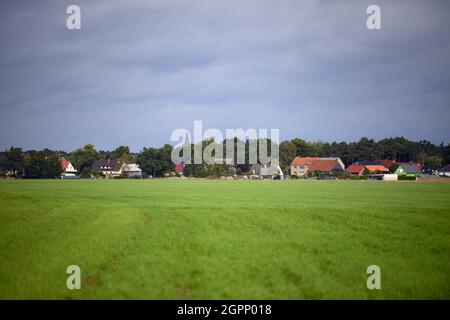 30 septembre 2021, Brandebourg, Zehdenick/OT Wesendorf: Maisons résidentielles et la flèche de l'église du village peuvent être vues derrière un champ. La société danoise Jasper Resources veut commencer des forages d'essai pour le gaz naturel juste à l'extérieur du village, pour pouvoir extraire le gaz pendant 30 ans. L'initiative citoyenne craint pour la qualité de l'eau et le tourisme dans la région. Photo: Soeren Stache/dpa-Zentralbild/dpa Banque D'Images