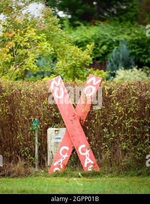 30 septembre 2021, Brandebourg, Zehdenick/OT Wesendorf: Une croix en bois rouge avec l'inscription 'No Gas' se trouve sur la clôture à côté d'une maison. La société danoise Jasper Resources souhaite commencer des forages d'essai pour le gaz naturel juste à l'extérieur du village, peut-être afin de pouvoir extraire le gaz pendant 30 ans. En 2018, les premières enquêtes sismiques ont eu lieu très près du village. L'initiative citoyenne craint pour la qualité de l'eau et le tourisme dans la région. Photo: Soeren Stache/dpa-Zentralbild/dpa Banque D'Images