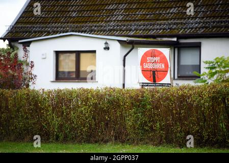 30 septembre 2021, Brandenburg, Zehdenick/OT Wesendorf: Une bannière avec l'inscription 'Stop Gas foring' est suspendue sur la clôture en face d'une maison. La société danoise Jasper Resources veut commencer des forages d'essai pour le gaz naturel juste à l'extérieur du village, pour pouvoir produire du gaz pendant 30 ans. En 2018, les premières enquêtes sismiques ont eu lieu très près du village. L'initiative citoyenne craint pour la qualité de l'eau et le tourisme dans la région. Photo: Soeren Stache/dpa-Zentralbild/dpa Banque D'Images