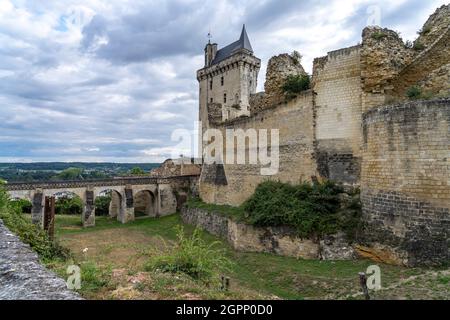 Ruine der Burg von Chinon, Frankreich | les ruines du château de Chinon, Vallée de la Loire, France Banque D'Images