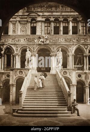 Sans titre (II 58), c. 1890. [Escalier des géants, Palais des Doges, Venise]. Photo-gravure, n° ii 58 du portefeuille "Calli, Canali e Isole della Laguna". Banque D'Images