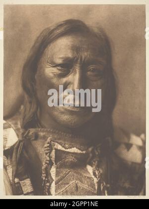 Ours creux de corne, 1907. [Brul&#xe9; chef Lakota qui a combattu dans la bataille de la petite grosse corne]. Photo-gravure, plaque 82 de "l'Indien de l'Amérique du Nord, volume 3" (1908). Banque D'Images