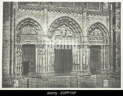 Portail principal, Cathédrale de Chartres, c. 1860, imprimé c. 1873. [Sculpture du XIIe siècle sur la façade de la cathédrale de Chartres, France]. Héliogravure (photogravure). Banque D'Images