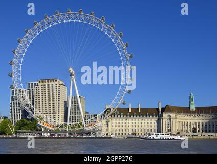 Londres, Angleterre, Royaume-Uni. Le London Eye / Millennium Wheel, le Shell Center (L) et le County Hall (R) vus de l'autre côté de la rivière Banque D'Images