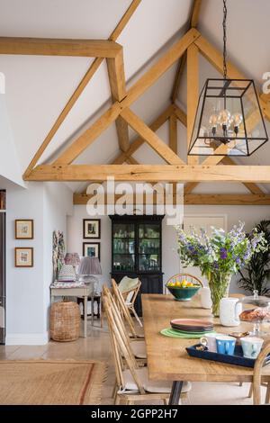 Table à manger et chaises dans l'extension Hampshire avec poutres en chêne, Royaume-Uni Banque D'Images