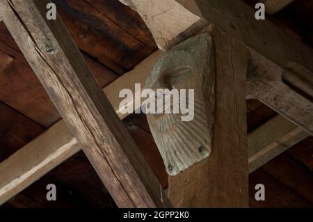 Sculpture de face en bois dans les poutres de toit, église Saint-Pierre, Horninghold, Leicestershire, Angleterre, ROYAUME-UNI Banque D'Images