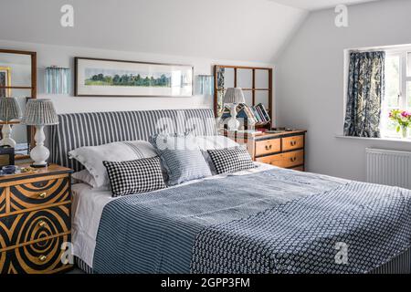 Couvre-lits bleus et blancs avec coffres peints à la main dans la chambre Sussex, Royaume-Uni Banque D'Images