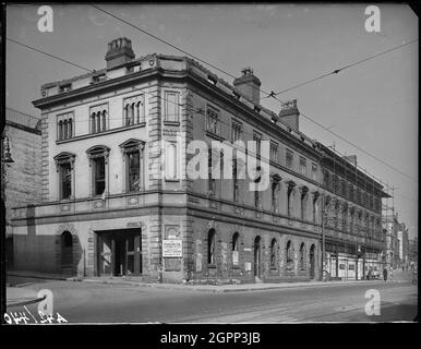 Bâtiments coloniaux, 7 Horsefair, Ladywood, Birmingham, 1941. Les locaux de la Birmingham tube and Fittings Company Limited à l'angle de Horsefair et Windmill Street. Les bâtiments coloniaux qui abritaient la Birmingham tube and Fittings Co., sont illustrés ici à la suite de dommages probablement causés lors d'un raid aérien. Il avait été démoli en 1950. Banque D'Images