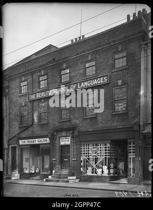 115A-117A Friar Gate, Derby, ville de Derby, 1942. L'extérieur de la porte Friar 115A-117A, les locaux de 'Wendy' (1115A), de l'École de langues Berlitz (116) et du salon Friary (117)l'image montre l'une des fenêtres de magasin scellées pour protéger du risque de projection de verre pendant les raids aériens. Banque D'Images