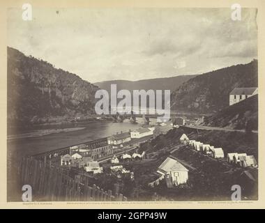 Réunion des Shenandoah et Potomac au traversier Harper, juillet 1865. [Scène de la guerre de Sécession américaine: Camp militaire à la jonction de deux rivières en Virginie occidentale]. Imprimé albumine, pl. 17 de l'album "Gardner's Photographic Sketch Book of the War, vol. 1" (1866). Banque D'Images