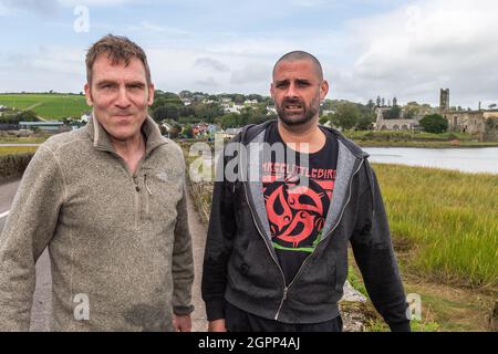 Timoleague, West Cork, Irlande. 30 septembre 2021. Un autre dauphin s'est retrouvé coincé à West Cork. Un dauphin s'est retrouvé coincé à Courtmacsherry en janvier de cette année. Ce dauphin a une queue endommagée et un œil est fermé en permanence. Deux habitants concernés, Mick et Clive, ont tenté d'aider le dauphin à nager en mer. Clive et Mick sont photographiés après leurs efforts. Crédit : AG News/Alay Live News Banque D'Images