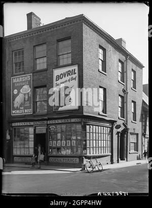 New Street, Worcester, Worcestershire, 1942. L'extérieur du 4 Corn Market et du 30 New Street, qui fait partie de la maison King Charles, vu du marché du maïs. La maison du roi Charles est une structure Tudor et plus tard comprenant les numéros 4-5 du marché du maïs et 29-30 de la rue New. Banque D'Images