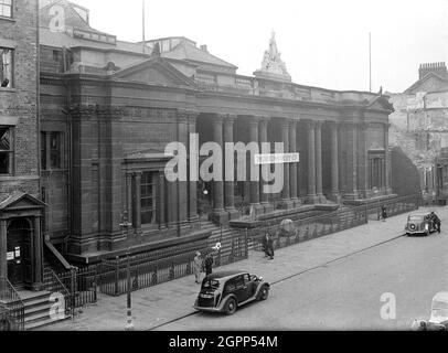 Musée de l'Institut royal, rue Albion, ville de Kingston à Hull, 1941. Vue extérieure du Musée de l'Institut royal, construit en 1852 par Cuthbert Brodrick et détruit par le blitz de Hull. Le musée a été construit par Cuthbert Brodrick (n.1821-d.1905) c 1852, avec son ouverture en 1854. La Société littéraire et philosophique de Hull a été créée en 1822 et résidait au musée. En c1941, le grand magasin Thornton-Varley Ltd a déménagé à l'Institut Royal, car c'est l'ancienne maison qui avait été endommagée pendant le blitz. Cependant, l'institut a été bombardé plus tard, c1943. La façade avait un grand port Corinthien Banque D'Images