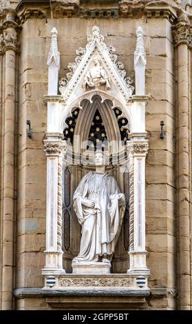 La statue de Saint Philippe de Nanni di Banco dans une niche de l'église Orsanmichele dans la via dei Calzaiuoli, construite au XIVe siècle, Florence, Italie Banque D'Images