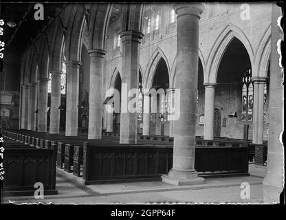 Cathédrale de la Toussaint, Kirkgate, Wakefield, 1942. Vue intérieure de la cathédrale de All Saints, vue nord-ouest de l'autre côté de la nef depuis l'allée sud. À l'origine église paroissiale, elle a reçu le statut de cathédrale en 1888. Le corps principal de l'église a été reconstruit entre 1858 et 1874 par Sir George Gilbert Scott, et il y a du matériel antérieur du XIIe au XVe siècles à l'intérieur. Les piers d'arcade sud alternent entre circulaire et octogonal, et soutiennent les arches pointues. L'arcade nord a des piers circulaires et de quatrefoil. Banque D'Images