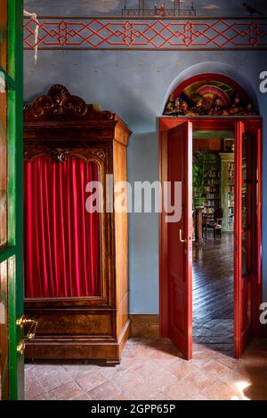 Frises géométriques peintes à la main avec mobilier en bois ancien, lac de Garde. Banque D'Images