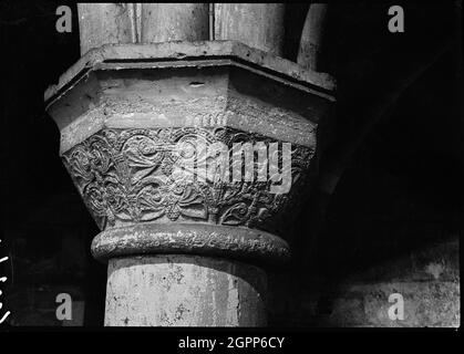 York Minster, Minster Yard, York, 1942. Une vue détaillée d'une capitale sculptée de la jetée dans la crypte de York Minster, également connue sous le nom de l'église de la cathédrale Saint-Pierre. La crypte a une arcade de piers ronds de squat avec des capitaux sculptés. Les capitales sont polygonales et supportent les nervures du plafond voûté. Elles sont sculptées avec des motifs foliaires entrelacés et des points. Banque D'Images