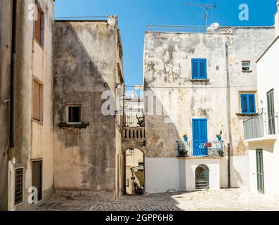 Une place pittoresque près de l'église byzantine de Saint-Pierre dans le centre-ville d'Otranto, Salento, région des Pouilles, sud de l'Italie Banque D'Images