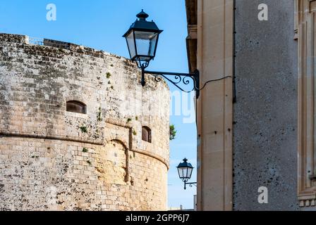 Détail du château d'Otrante, province de Lecce, Salento, région des Pouilles, Italie. Construit à l'origine au XIe siècle. Banque D'Images