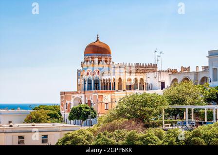 Villa Stimchi, un palais maure coloré avec dôme pittoresque, construit au XIXe siècle, à Santa Cesarea terme, province de Lecce, Puglia, Italie Banque D'Images