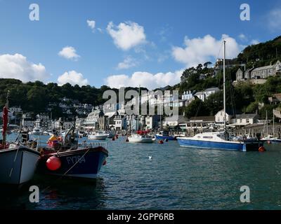 Vue sur la rivière East Looe jusqu'à West Looe. Looe, Cornwall, Royaume-Uni Banque D'Images