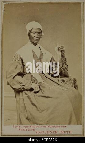 Sans titre ("Je vends l'ombre pour soutenir la substance"), 1864/65. [Portrait de Sojourner Truth, née Isabella "Belle" Baumfree (c. 1797-1883), abolitionniste afro-américaine et militante des droits des femmes. La vérité est née dans l'esclavage dans le nord de l'État de New York, mais s'est échappée avec sa fille en 1826. Elle a protégé sa propre image par le droit d'auteur, permettant à l'activiste qui s'était elle-même vendue comme propriété, de profiter de la vente de sa photographie. Ici, elle tient un morceau de tricot. La légende imprimée fait référence à l'un des premiers slogans de la photographie : « Secure the Shadow [The Photography] Banque D'Images