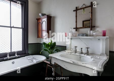 Miroir en bambou au-dessus d'un lavabo en marbre dans le B&B de Benedict, St Leonards-on-Sea Banque D'Images