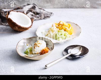Glace kati & khao niew ma moung - glace à la noix de coco et riz collant à la mangue Banque D'Images