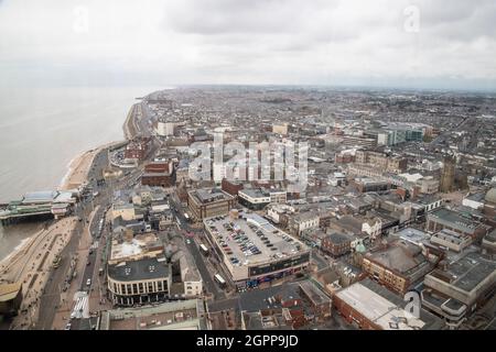 Blackpool North Shore et promenade prise du sommet de l'emblématique Blackpool Tower, située à 518 mètres sur la côte du Lancashire Fylde, Angleterre, Royaume-Uni Banque D'Images