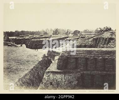 Batterie n° 1, près de Yorktown, Virginie, mai 1862. [Scène de la guerre civile américaine: Canons et défenses de terrassement]. Imprimé albumine, pl. 17 de l'album "Gardner's Photographic Sketch Book of the War, vol. 1" (1866). Banque D'Images