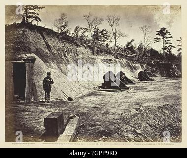 Batterie n° 4, près de Yorktown, Virginie, mai 1862. [Scène de la guerre civile américaine: Artillerie lourde et défenses de terrassement]. Imprimé albumine, pl. 17 de l'album "Gardner's Photographic Sketch Book of the War, vol. 1" (1866). Banque D'Images