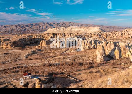 Turquie, Cappadoce, Cavusin, Barren paysage avec des formations rocheuses Banque D'Images