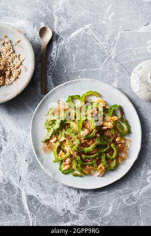 Vue en hauteur de Mara Pad Kai (melon amer et sauté aux œufs) Banque D'Images