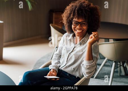 Italie, Portrait d'une femme d'affaires souriante en studio créatif Banque D'Images