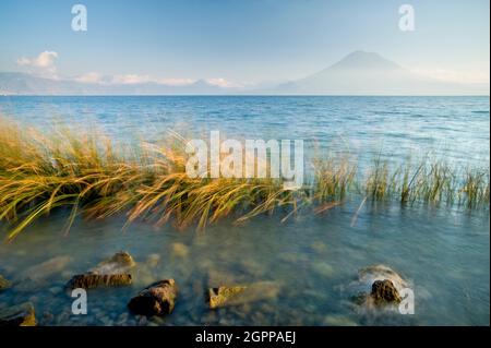 Guatemala, Highlands de l'Ouest, lac Atitlan avec Volcan San Pedro en arrière-plan Banque D'Images
