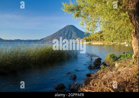 Guatemala, Highlands de l'Ouest, lac Atitlan avec Volcan San Pedro en arrière-plan Banque D'Images