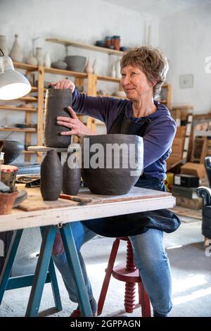 Espagne, Baleares, femme faisant de la céramique en atelier Banque D'Images
